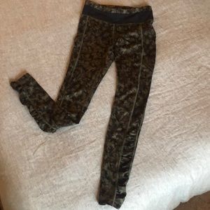 Lululemon camo leggings size 6
